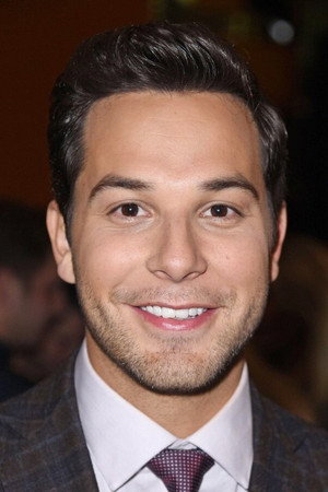 Skylar Astin photo