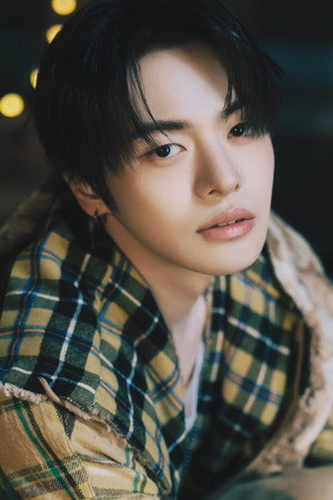 Photo of Lee Leo from the Latest Netflix gallery