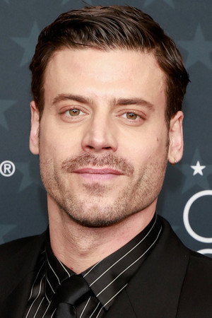 Photo of François Arnaud from the Latest Netflix gallery