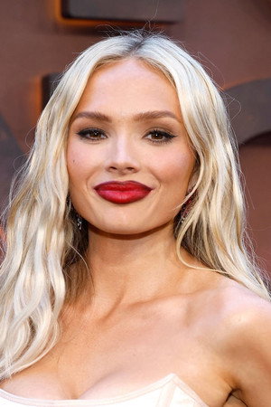 Photo of Natalie Alyn Lind from the Latest Netflix gallery