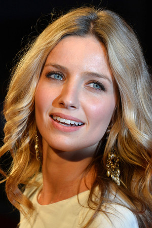 Annabelle Wallis photo