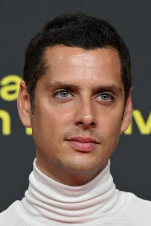 Photo of Eduardo Casanova from the Latest Netflix gallery