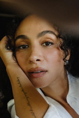 Aurora Perrineau photo