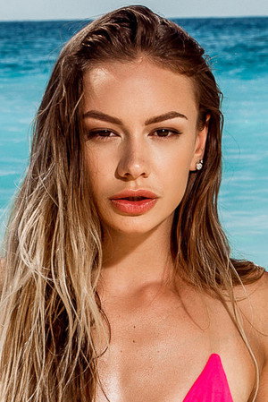 Photo of Naomi Swann from the Latest Netflix gallery