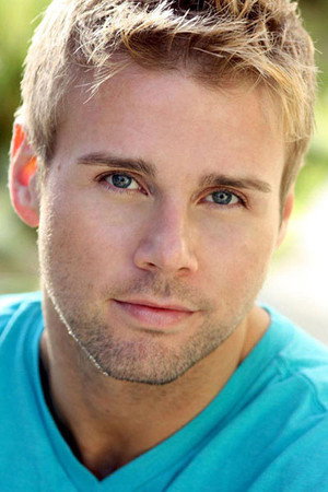 Photo of Aaron Hill from the Latest Netflix gallery