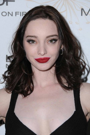 Emma Dumont photo