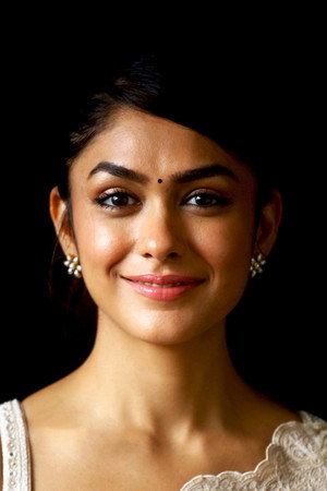 Mrunal Thakur photo