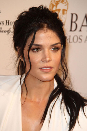 Marie Avgeropoulos photo