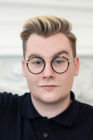 Photo of Tom Hearn from the Latest Netflix gallery