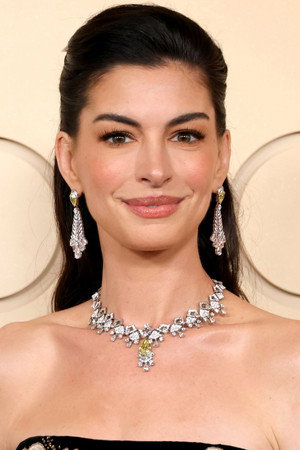 Photo of Anne Hathaway from the Latest Netflix gallery