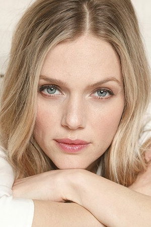 Tracy Spiridakos photo