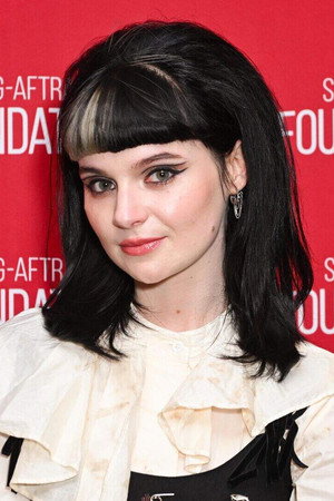 Photo of Lola Petticrew from the Latest Netflix gallery