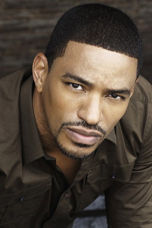 Laz Alonso photo