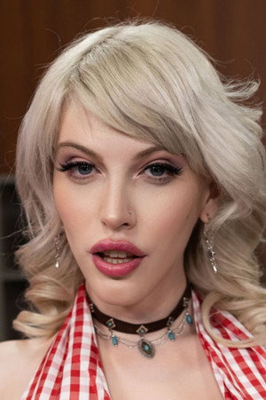 Photo of Izzy Wilde from the Latest Netflix gallery