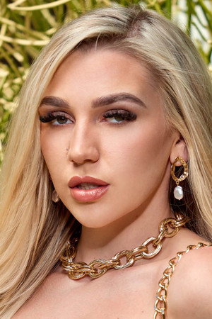 Photo of Kendra Sunderland from the Latest Netflix gallery