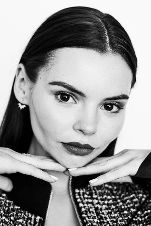 Photo of Eline Powell from the Latest Netflix gallery