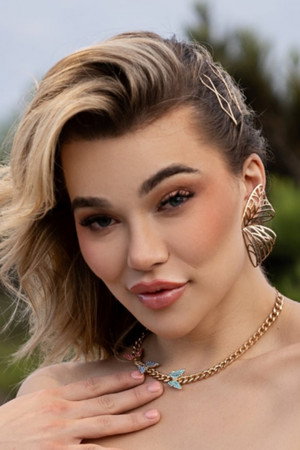 Photo of Emma Rose from the Latest Netflix gallery