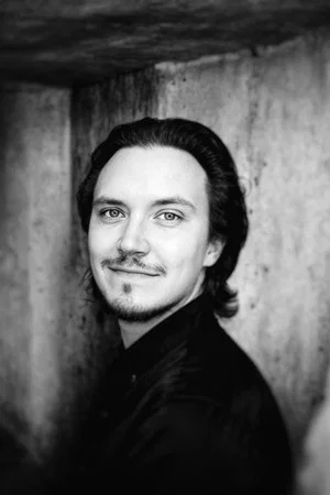 Photo of Jonathan Sand from the Latest Netflix gallery