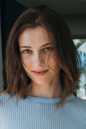Zoe Levin photo