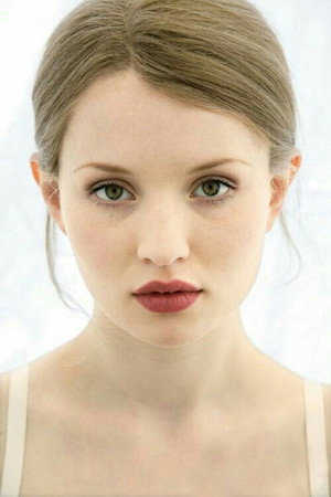 Emily Browning photo