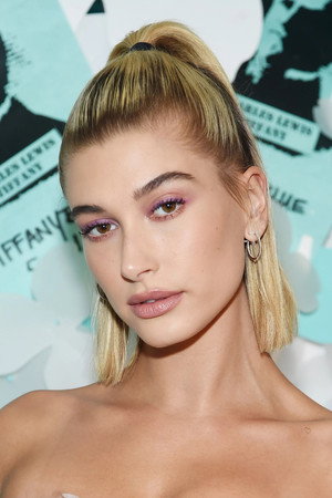 Hailey Bieber photo