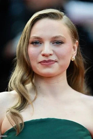 Mia Threapleton photo