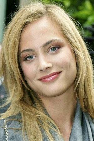 Nora Arnezeder photo