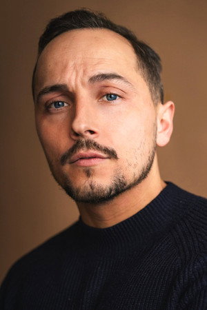 Photo of Elliot Warren from the Latest Netflix gallery