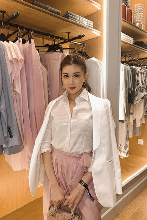 Photo of Elizabeth Tan from the Latest Netflix gallery