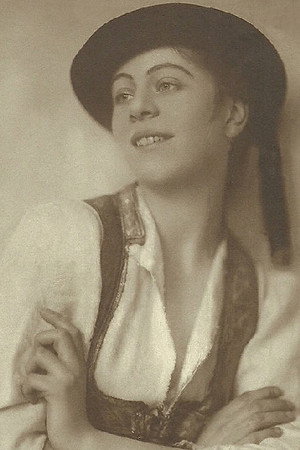 Photo of Lucy Kieselhausen from the Latest Netflix gallery