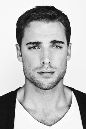 Dustin Milligan photo