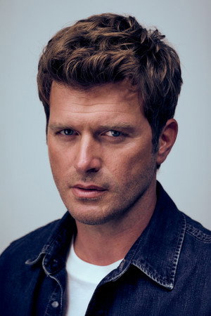 Kıvanç Tatlıtuğ photo