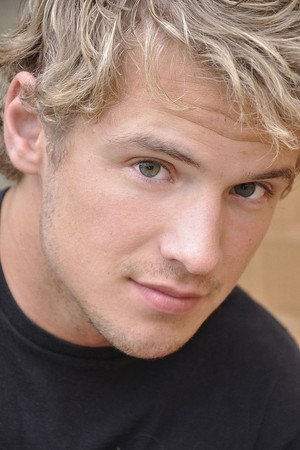 Freddie Stroma photo