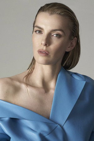 Betty Gilpin photo
