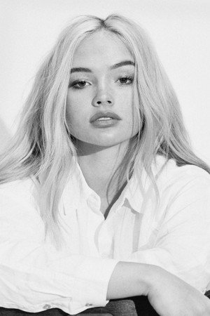 Natalie Alyn Lind photo