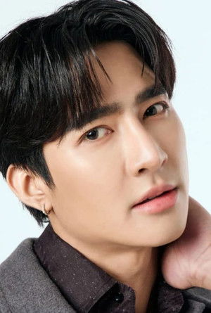 Pirapat Watthanasetsiri photo