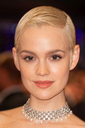 Photo of Emilia Schüle from the Latest Netflix gallery