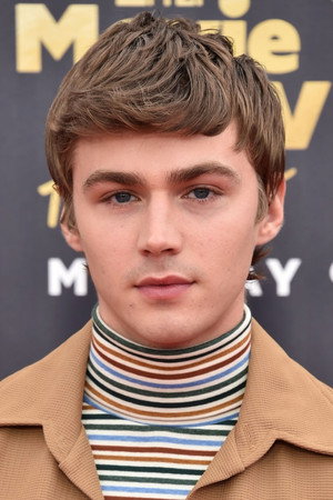 Miles Heizer photo
