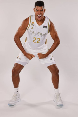 Photo of Edy Tavares from the Latest Netflix gallery