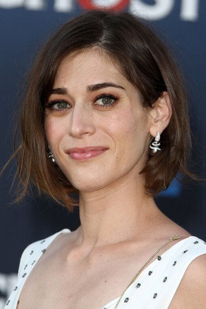 Lizzy Caplan photo