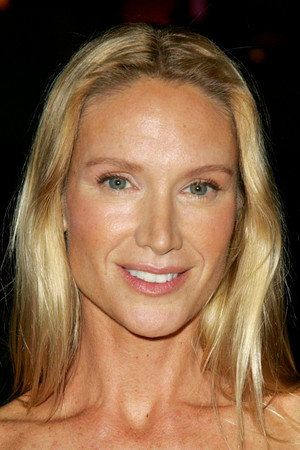 Kelly Lynch photo