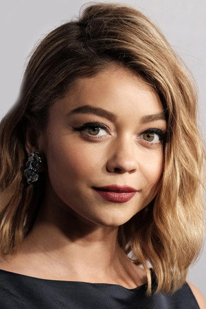 Photo of Sarah Hyland from the Latest Netflix gallery