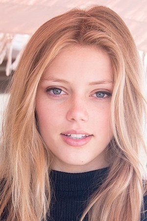 Grace Van Dien photo