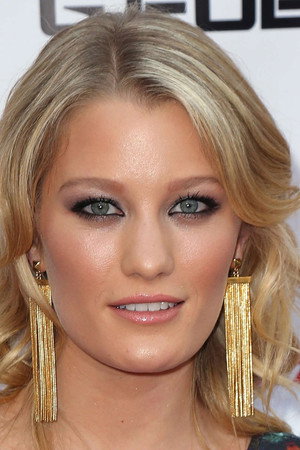 Ashley Hinshaw photo