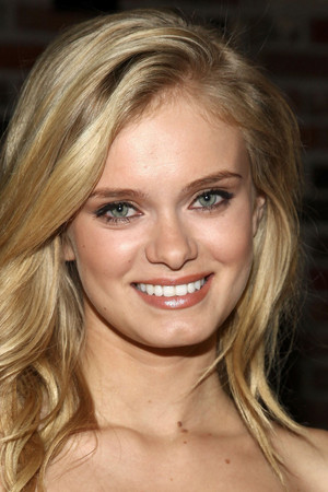 Sara Paxton photo