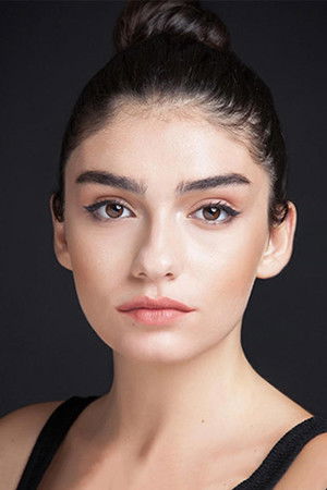 Hazar Ergüçlü photo