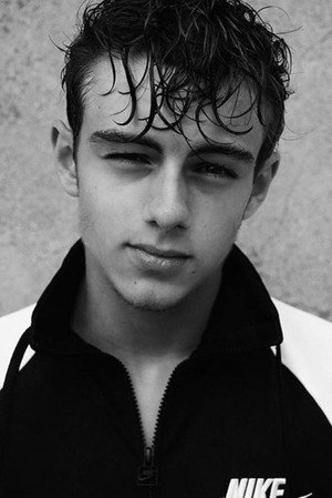 Photo of Elliott Hanna from the Latest Netflix gallery
