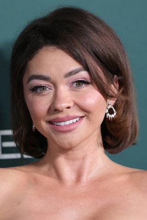 Photo of Sarah Hyland from the Latest Netflix gallery