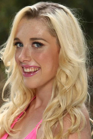 Photo of Roxy Nicole from the Latest Netflix gallery
