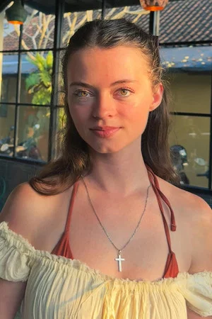 Photo of Isabella Meyer from the Latest Netflix gallery